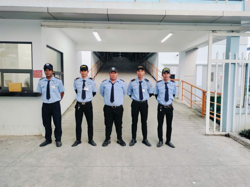 Nhân viên bảo vệ trực cổng nhà máy trong ca đêm