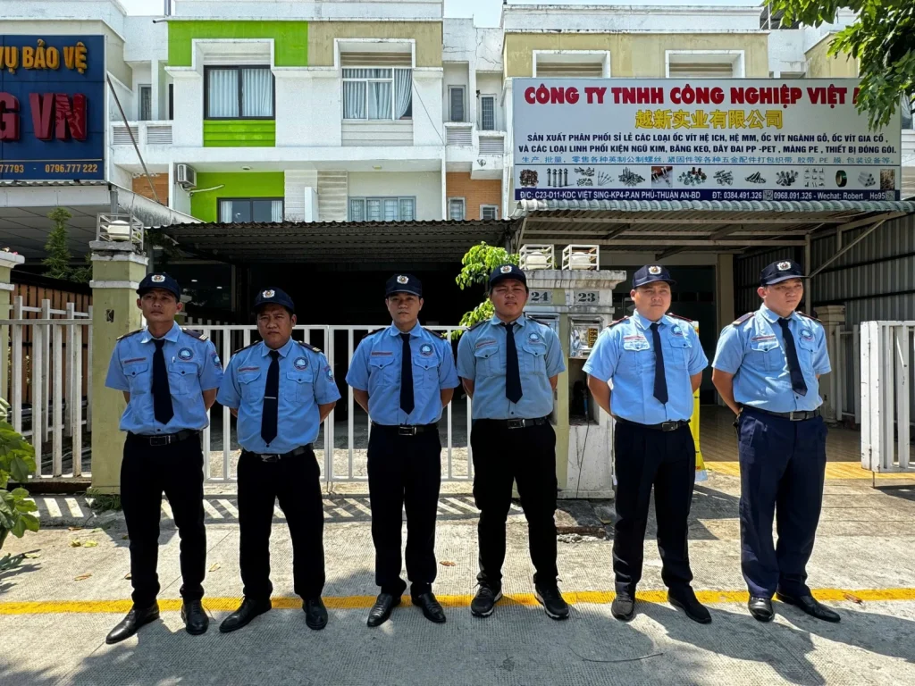 Nhân viên bảo vệ Đại Dương VN trực trước sảnh tòa nhà